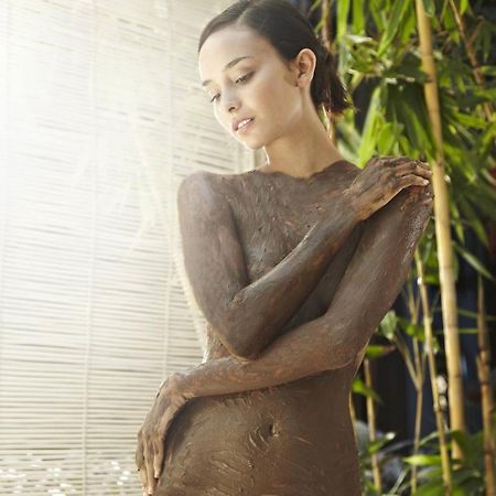 하드 락 호텔 고아 칼랑굿 외부 사진 A woman with mud on her body