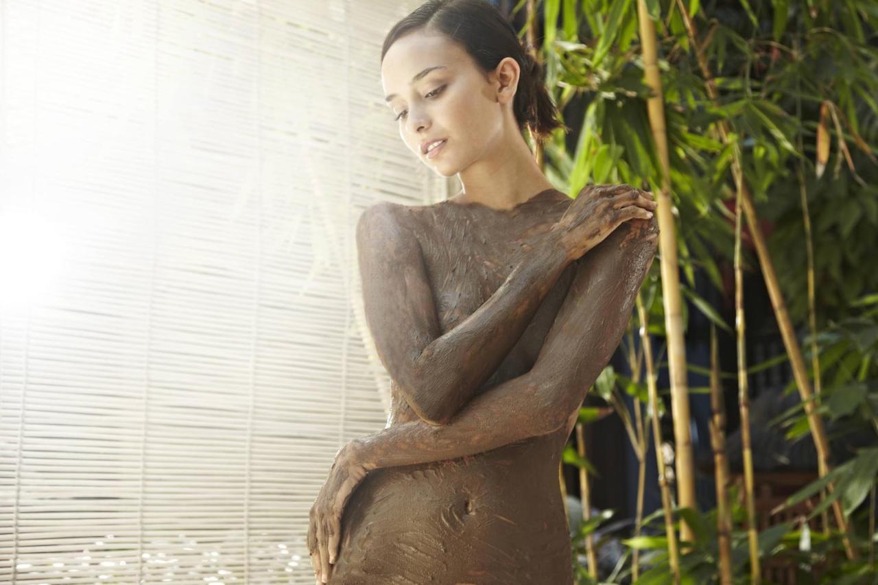 하드 락 호텔 고아 칼랑굿 외부 사진 A woman with mud on her body