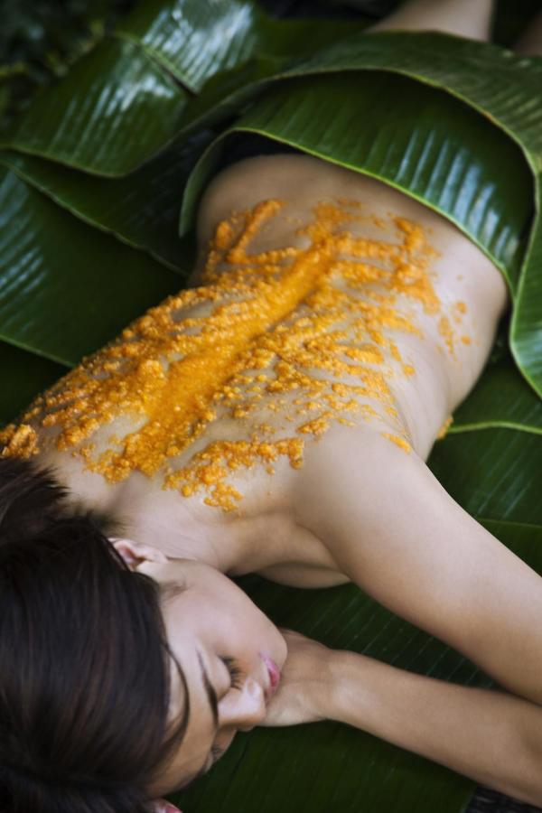 하드 락 호텔 고아 칼랑굿 외부 사진 A woman with turmeric applied to her back