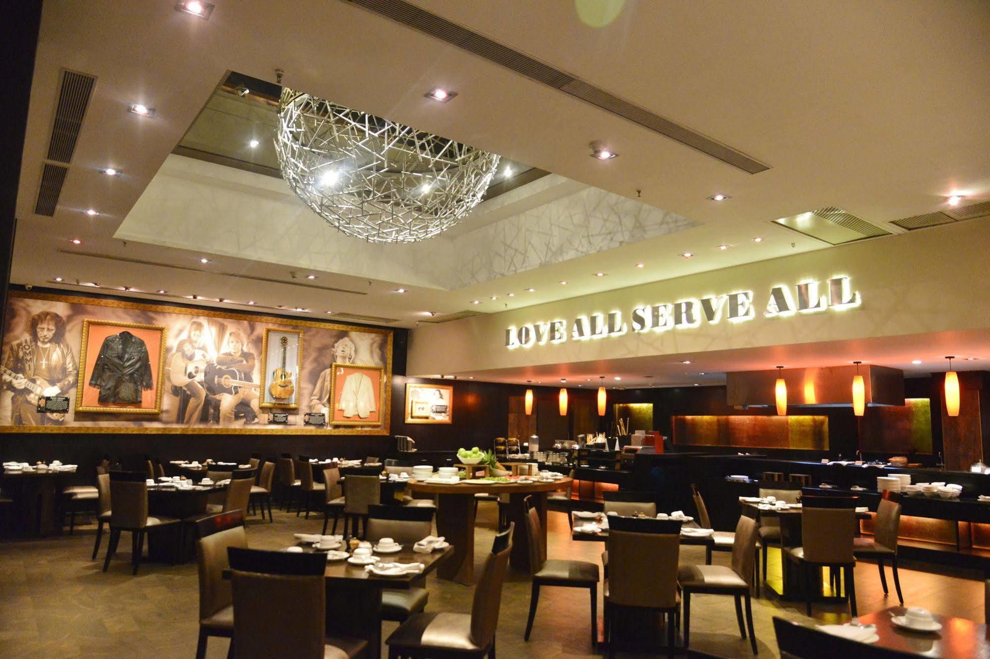하드 락 호텔 고아 칼랑굿 외부 사진 Interior of the restaurant