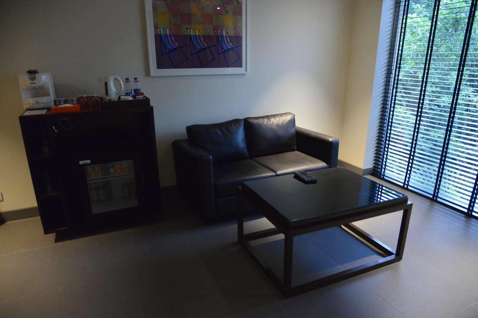하드 락 호텔 고아 칼랑굿 외부 사진 A living room in a typical apartment at the complex