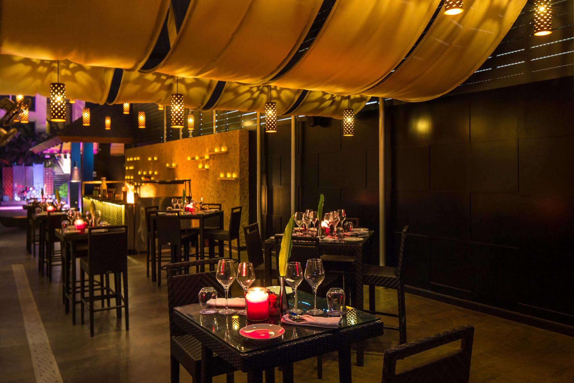 하드 락 호텔 고아 칼랑굿 외부 사진 The interior of the restaurant